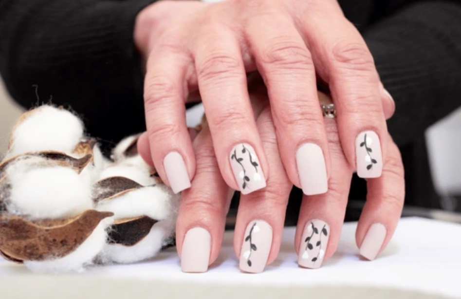 Hoe Nagelstickers Je Manicure Kunnen Redden